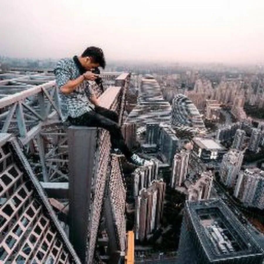 Человек на небоскребе. Years alone building. Человек идет по рельсам. Худи alone. Одинокий небоскреб.