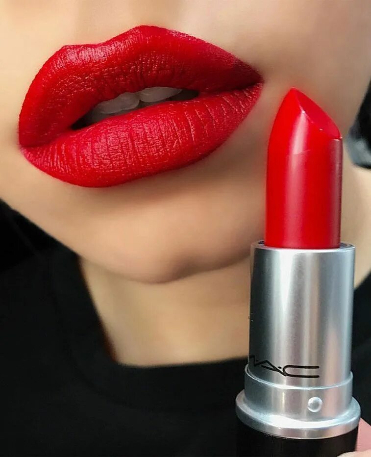 Купить стойкую помаду. Помада Mac Russian Red свотч. Mac Lipstick Matte Russian Red. Губная помада Липстик. Mac Matte помада красный.