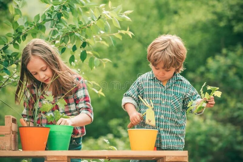 Дети в саду лето коврики пикник. Children are tired. The children in the garden all morning. Дети поливают цветы. Playing children garden.