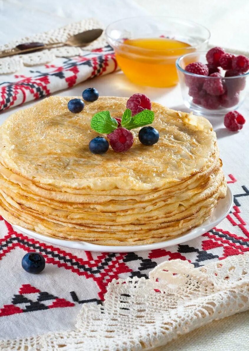 блины в школу на масленицу. красивое блюдо на масленицу. украшения из блинов. блины в школу на масленицу. украшение стола на масленицу.