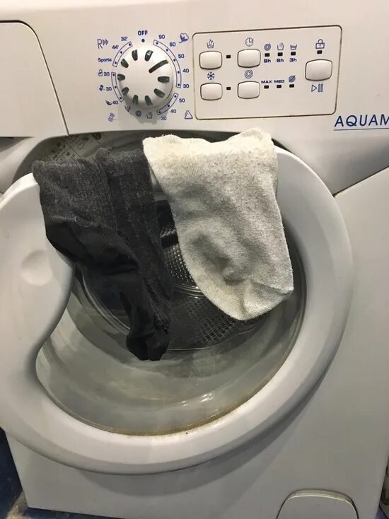 Машинка для стирки носков. Носки в стиралке. Носок в стиральной машине. Пропадают носки в стиральной машине. Носки из стиральной машины.