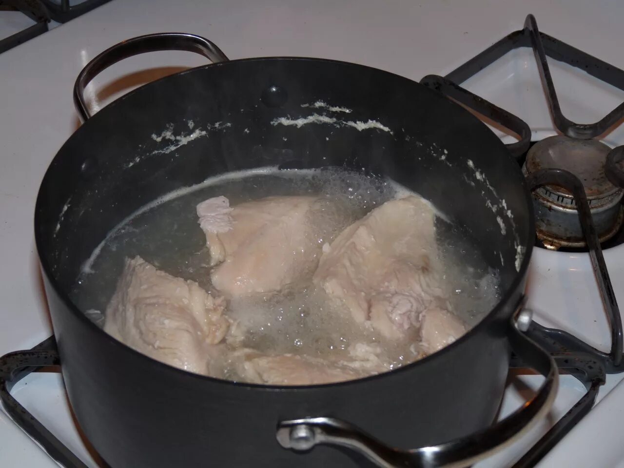 Сколько варить мясо в кастрюле. Курица в кастрюле. курица для варки. мясо в кастрюле на плите. вареная курица в кастрюле.