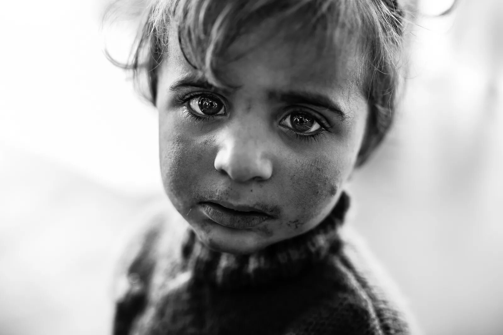 детские глаза. пронзительный взгляд ребенка. дети с черными глазами. ксения вишняк. ребенок.