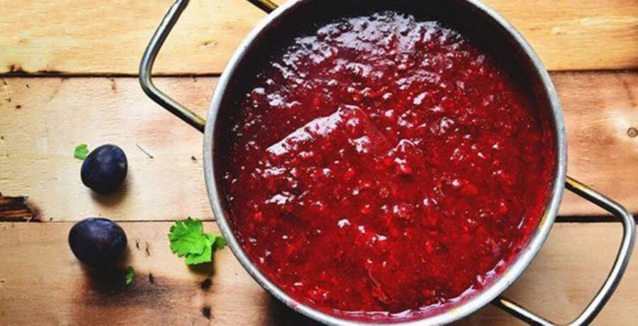Соус из терна к мясу. Ткемали из терна. ткемали гранатовый. аджика и ткемали.