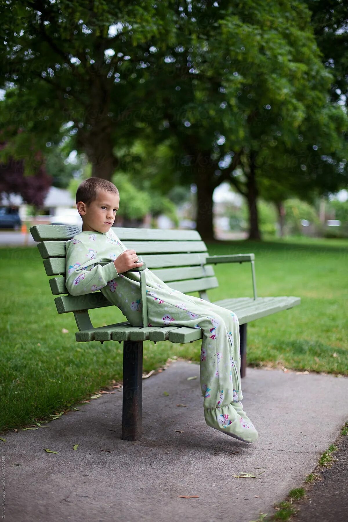 Alone Park Bench. Sitting Sad Park Bench. Парк бенч актёр. Sitting Bench. Sit on a bench
