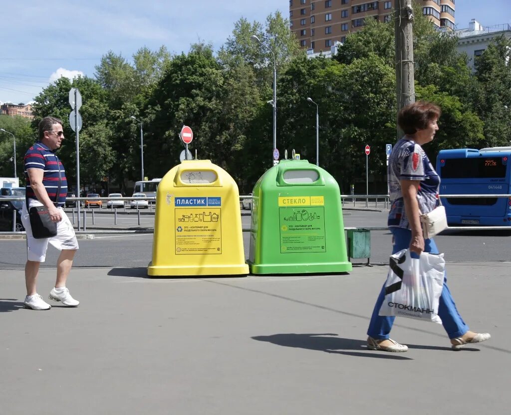 Сбор отходов москва. Мусорные контейнеры для раздельного сбора Москва.