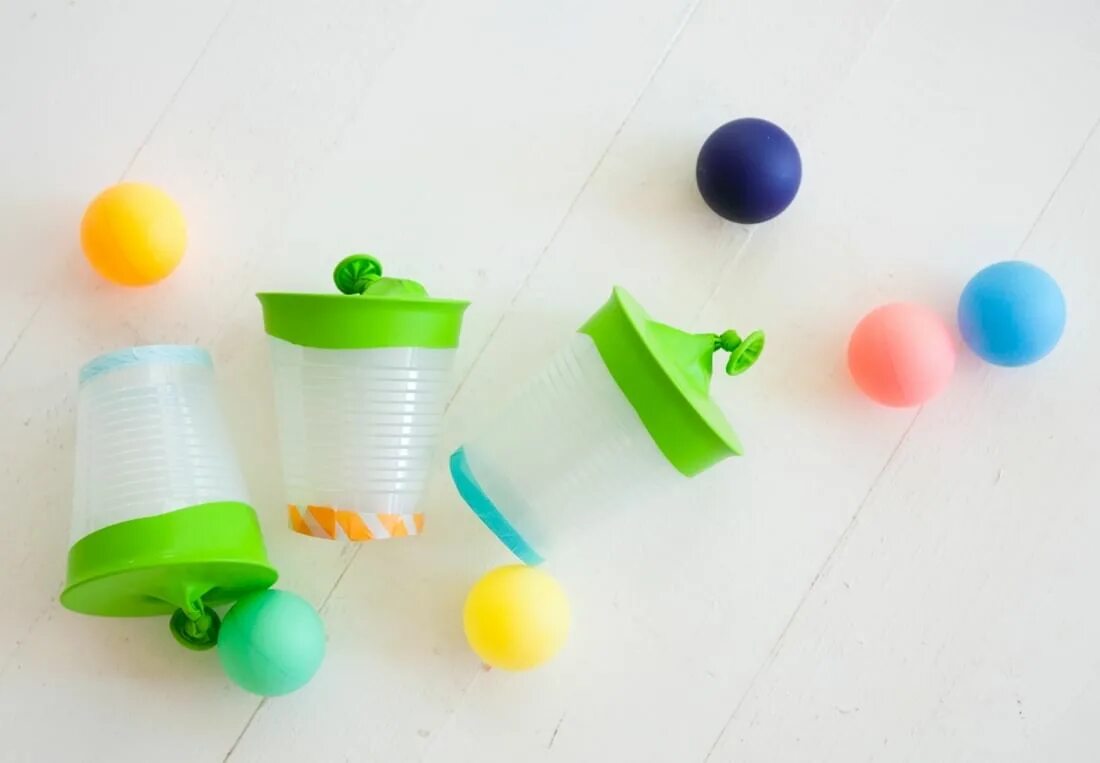 Стаканчики игрушка для малышей. Игрушка Бильбоке из стаканчика. Игры с пластиковыми стаканчиками. Игрушки для пластикового стаканчика. Игра сделай шарик