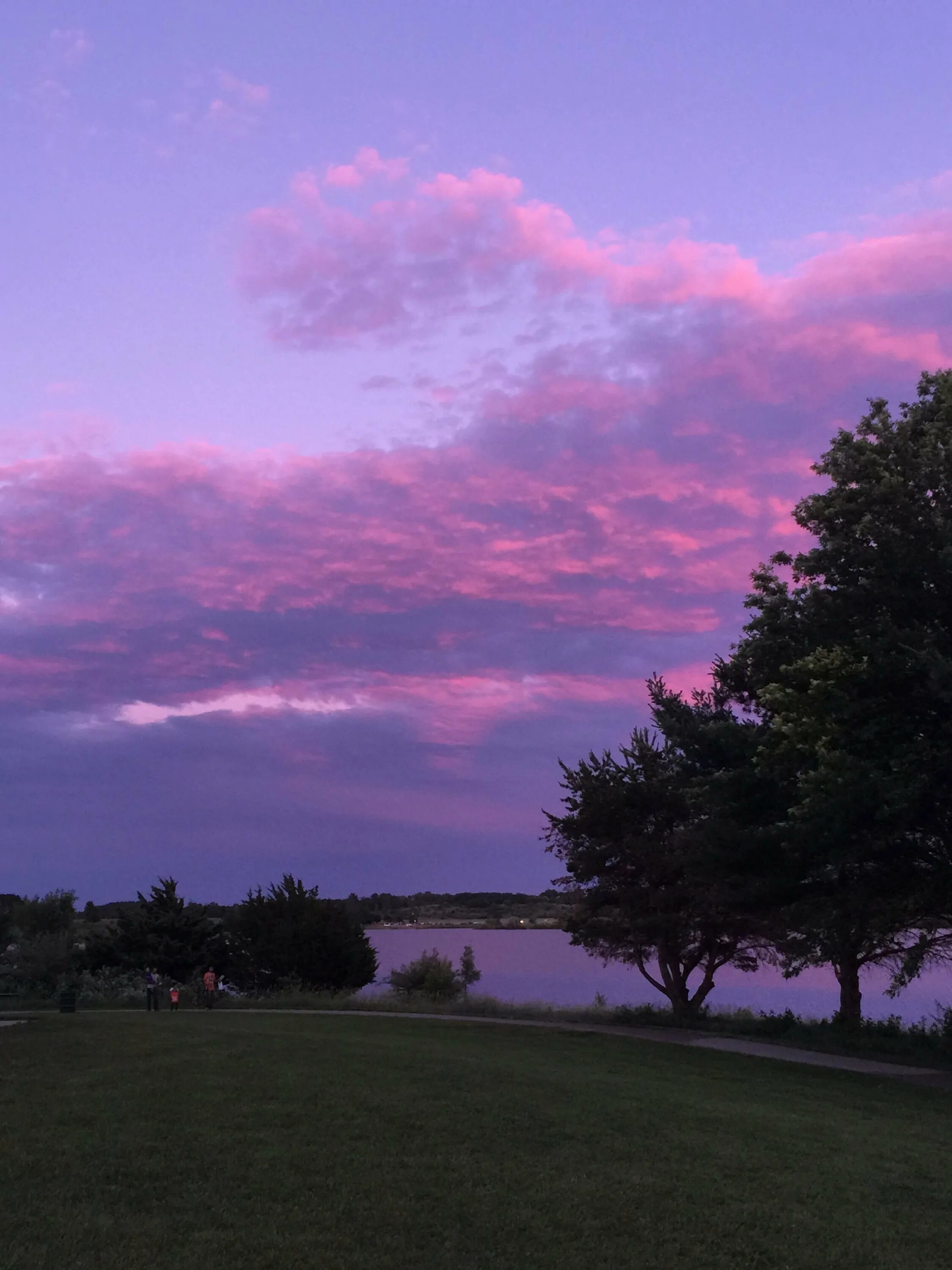 Сирени облаков. Фиолетовое небо. Розовое небо. Красивое небо розовое. Красивое фиолетовое небо.