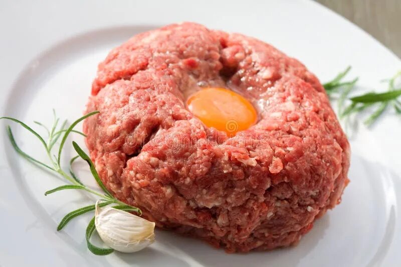 Желток в фарш. Блюда из рубленного мяса. Minced meat Red meat. Бифштекс из фарша по восточному фотографии цены.