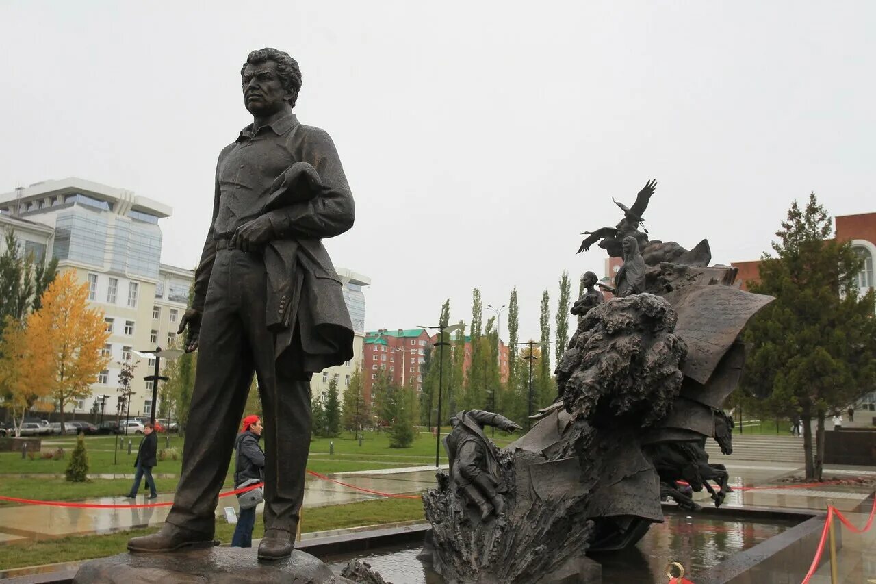105 лет мустаю кариму. Памятник мустаю кариму. башкирия памятник мустаю кариму в уфе.