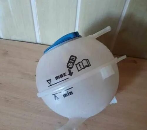 Расширительный бачок поло седан. Расширительный бачок на фольксваген поло 2017. Расширительный бачок поло седан 1. 6 артикул. 1k0121407f.