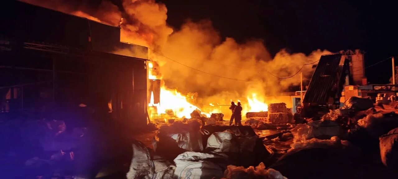 Дон горит. Пожары. самый сильный пожар. ростов на дону сгорел склад. пожар фото.