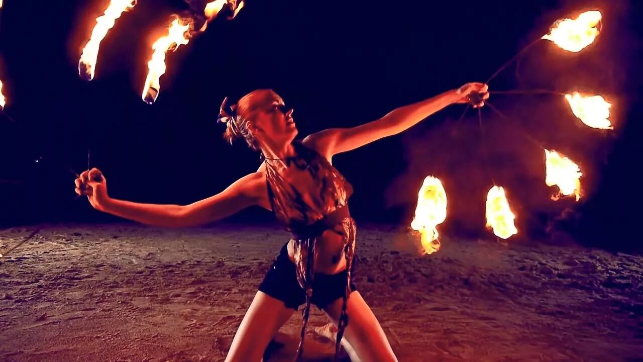 Ветер пои мне. Девушка танцует в огне. Девушки огненное шоу. Фаер шоу ,танцы,с,огнем. Танец огня.