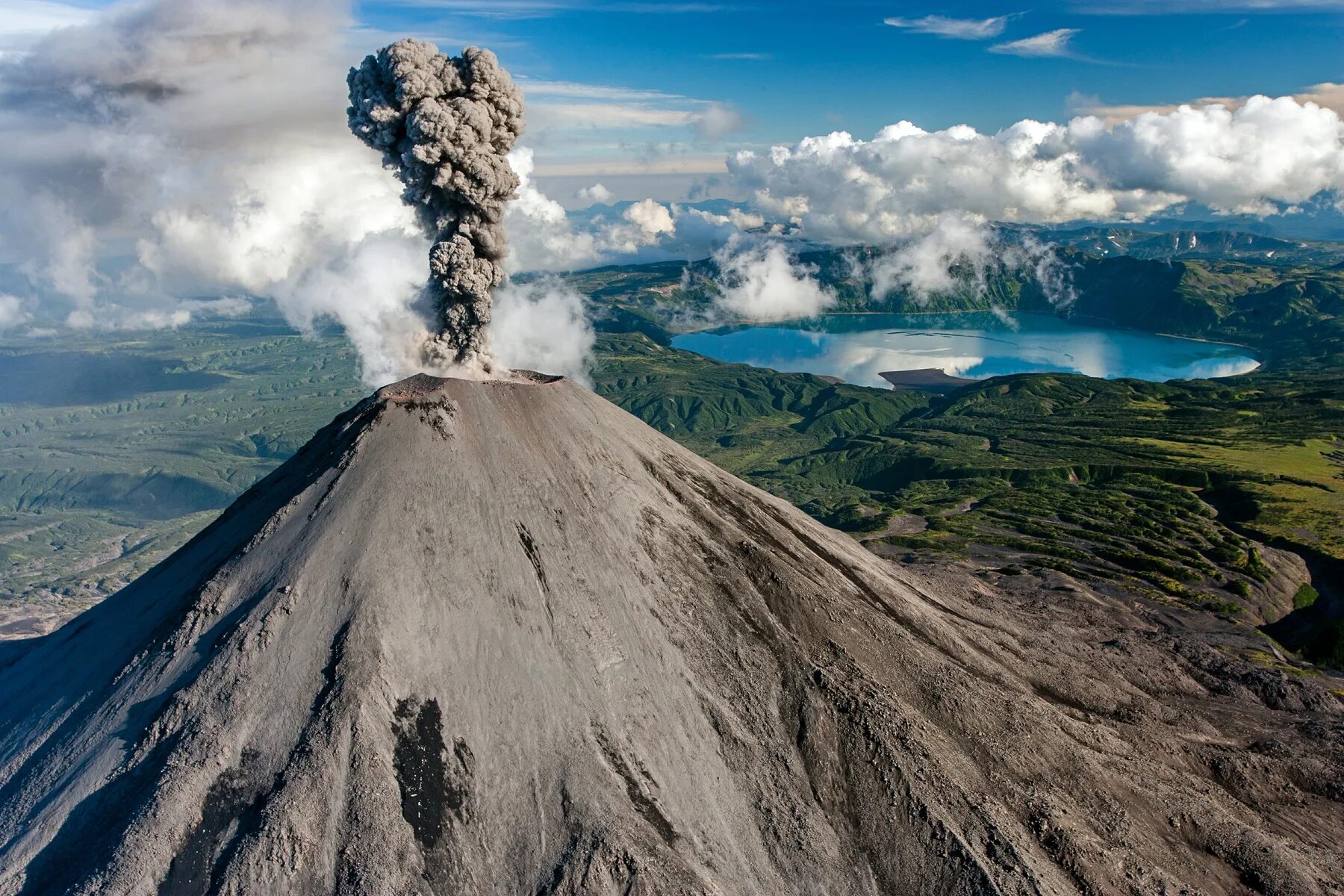 Карымская сопка вулкан. Вулканы Камчатки Карымская сопка. Вулкан Ключевская сопка. Карымская сопка извержение. Самый большой географический объект в мире