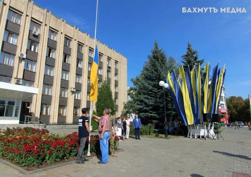 Бахмут стоит. Украина бахмут донецкая область. Население города бахмут на украине. Бахмут донецкая. Бахмут стоит.