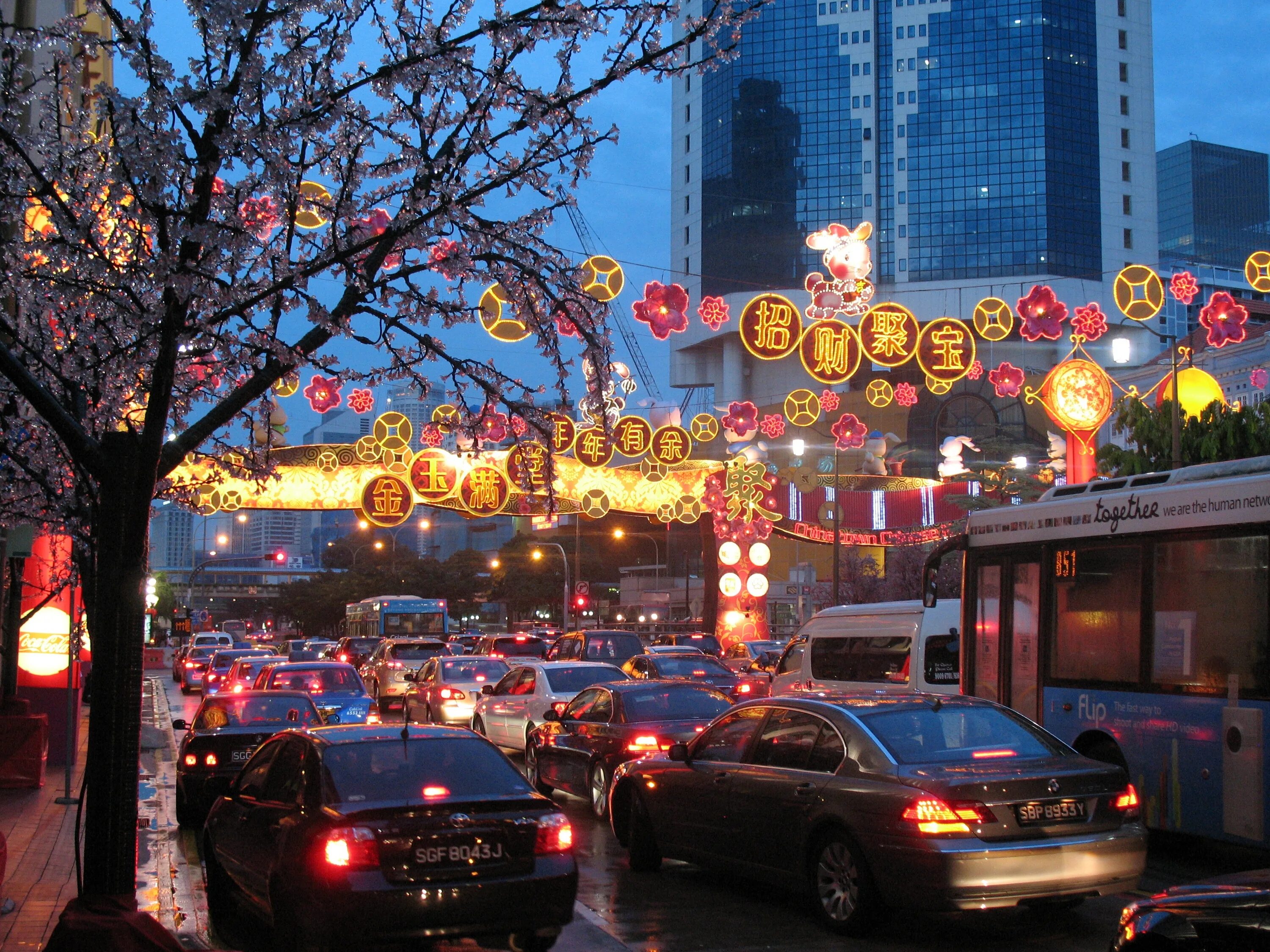 Holiday in town. Чайна Таун Сингапур. Чайна-Таун в Сингапуре (Chinatown) Сингапур. Чайнатаун Сингапур вечер. Чайнатаун в Нью-Йорке.