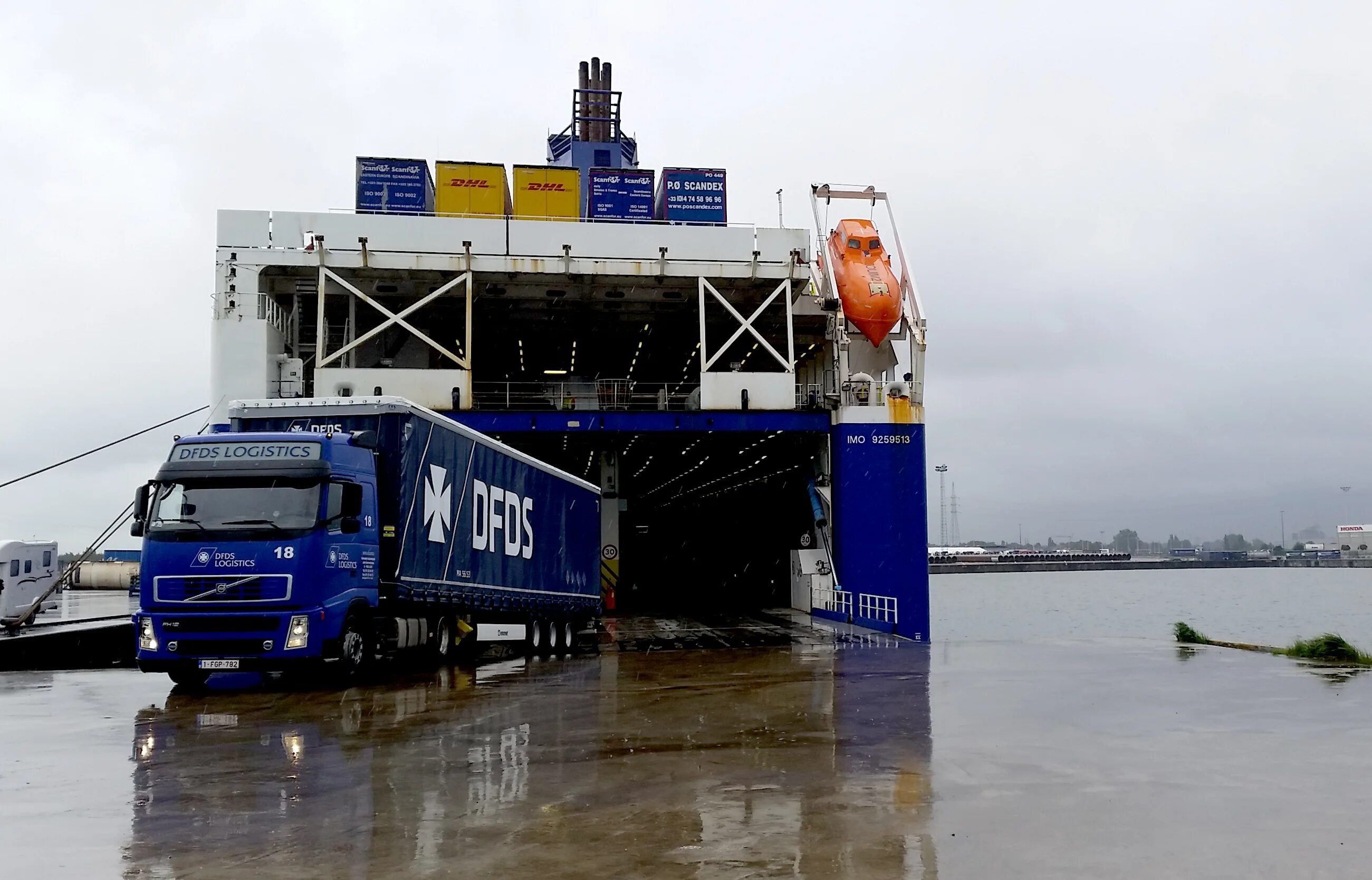 Грузовик на пару. DFDS паром. Грузовой паром. Паром с грузовиками. Паром для грузового транспорта.