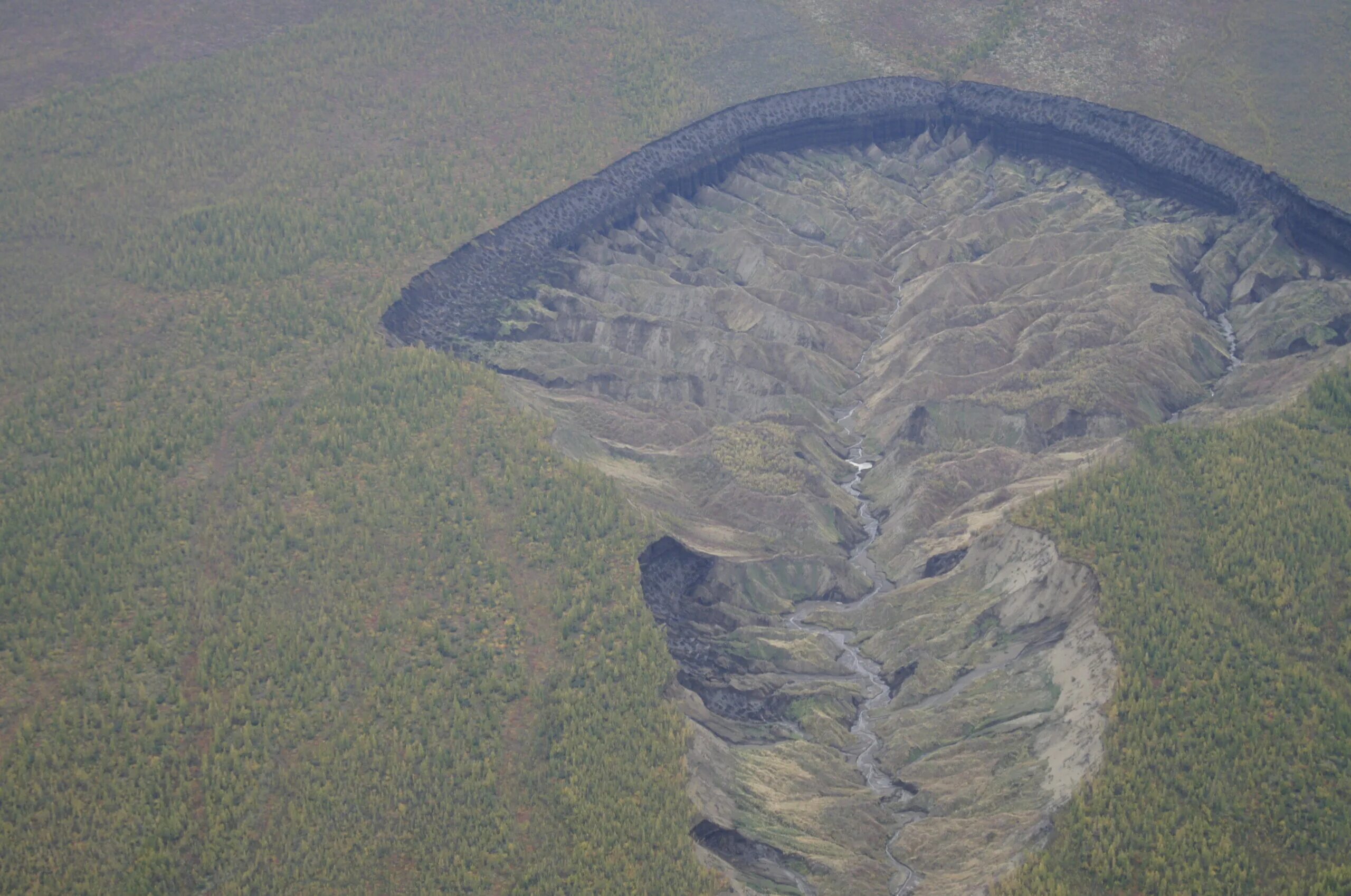 Батагайка. Кратер Батагайка Якутия. Сибирский кратер Батагайка. Батагайский разлом. Батагайская термокарстовая котловина.