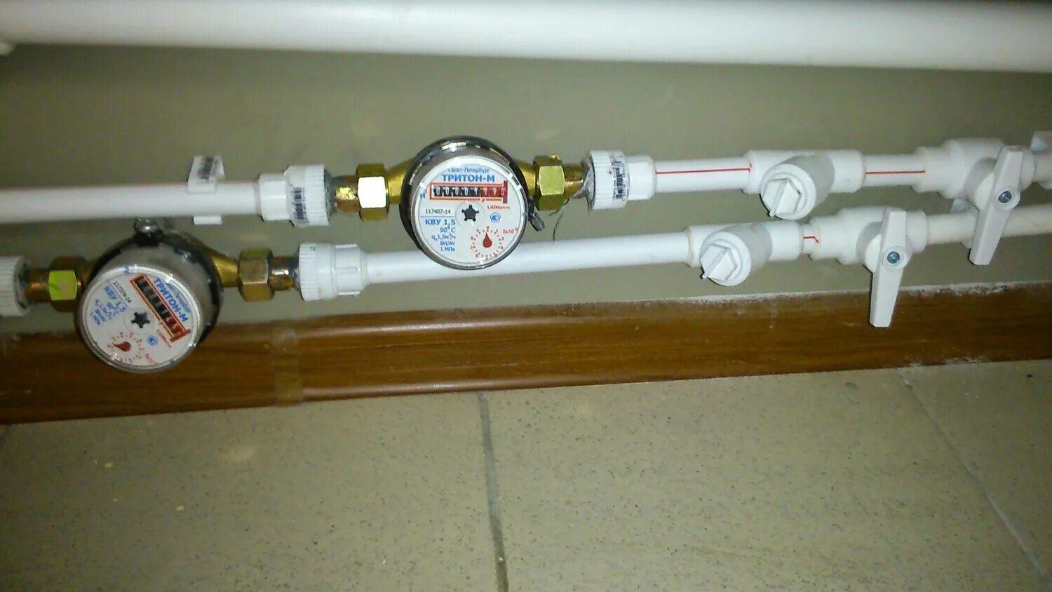 Прибор учета тепловой энергии вист. Счетчик энергомера се 303. Как поменять счетчик на воду. Оборудование к установке счет. Электрический счетчик.