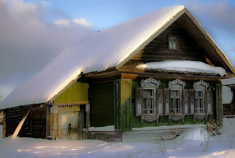 Изба начаться. Деревенские дома. Домик в деревне. Дом зимой. Деревенский деревянный дом.