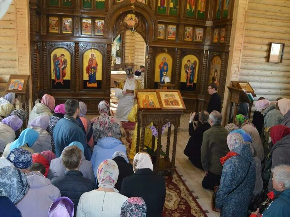 Хибиногорский женский монастырь. Хибиногорский женский монастырь Кировск. Храм в Кировске Ленинградской области службы в храме. Храм Кировск Мурманская область Пасха.