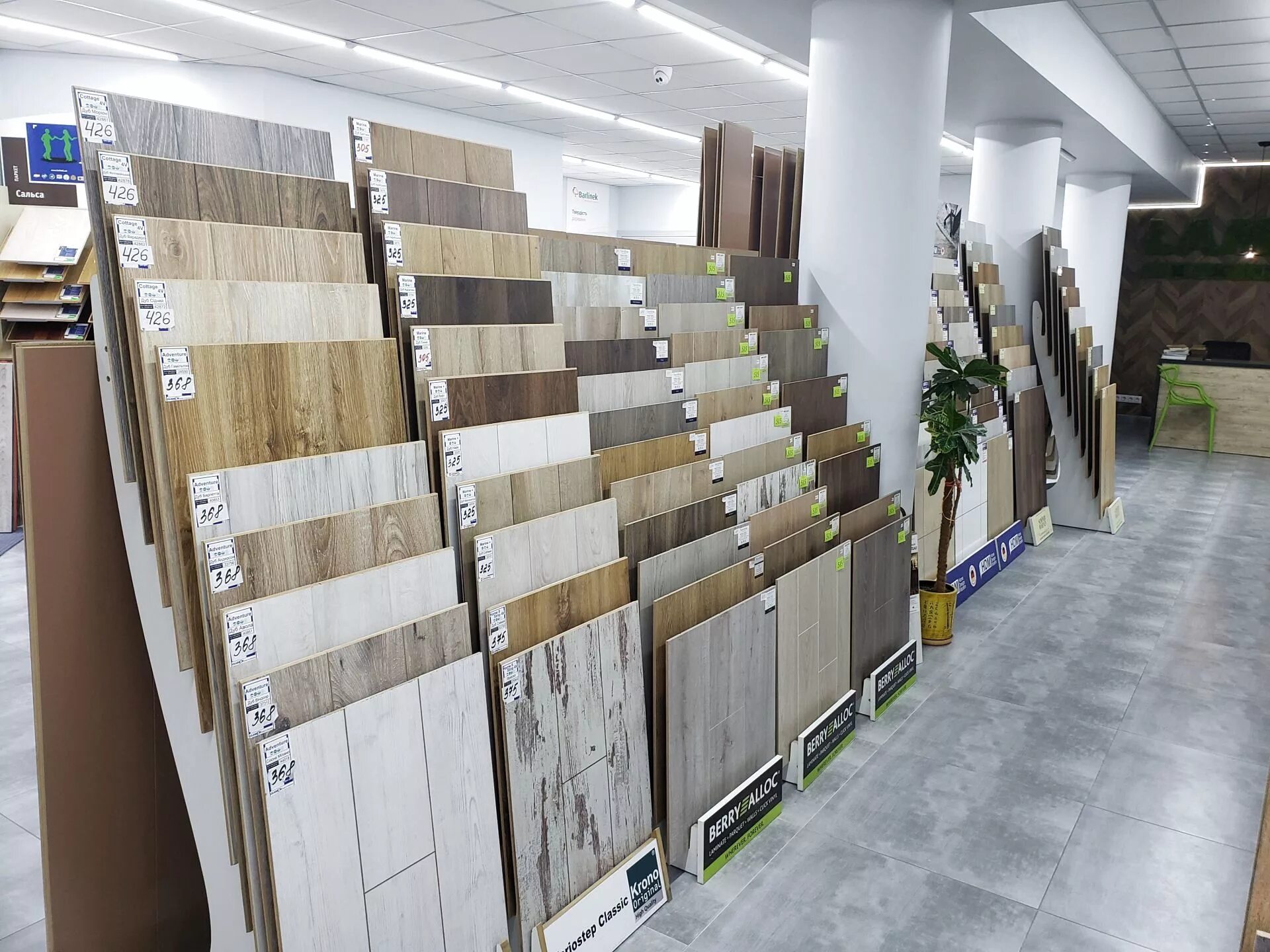 Магазин ламината. Ламинат tarkett рубенс s. Товары ламинат. Стенд для линолеума. Товары ламинат.