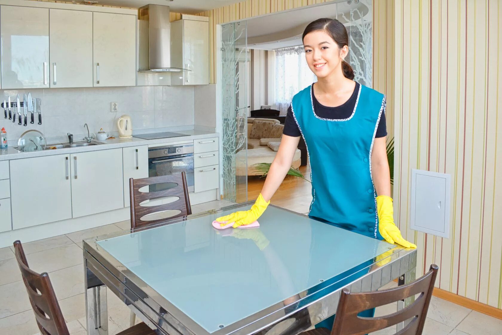 Всегда чистый дом. Женщина убирает. Уборка кухни. Уборка квартир. Чистота в квартире.