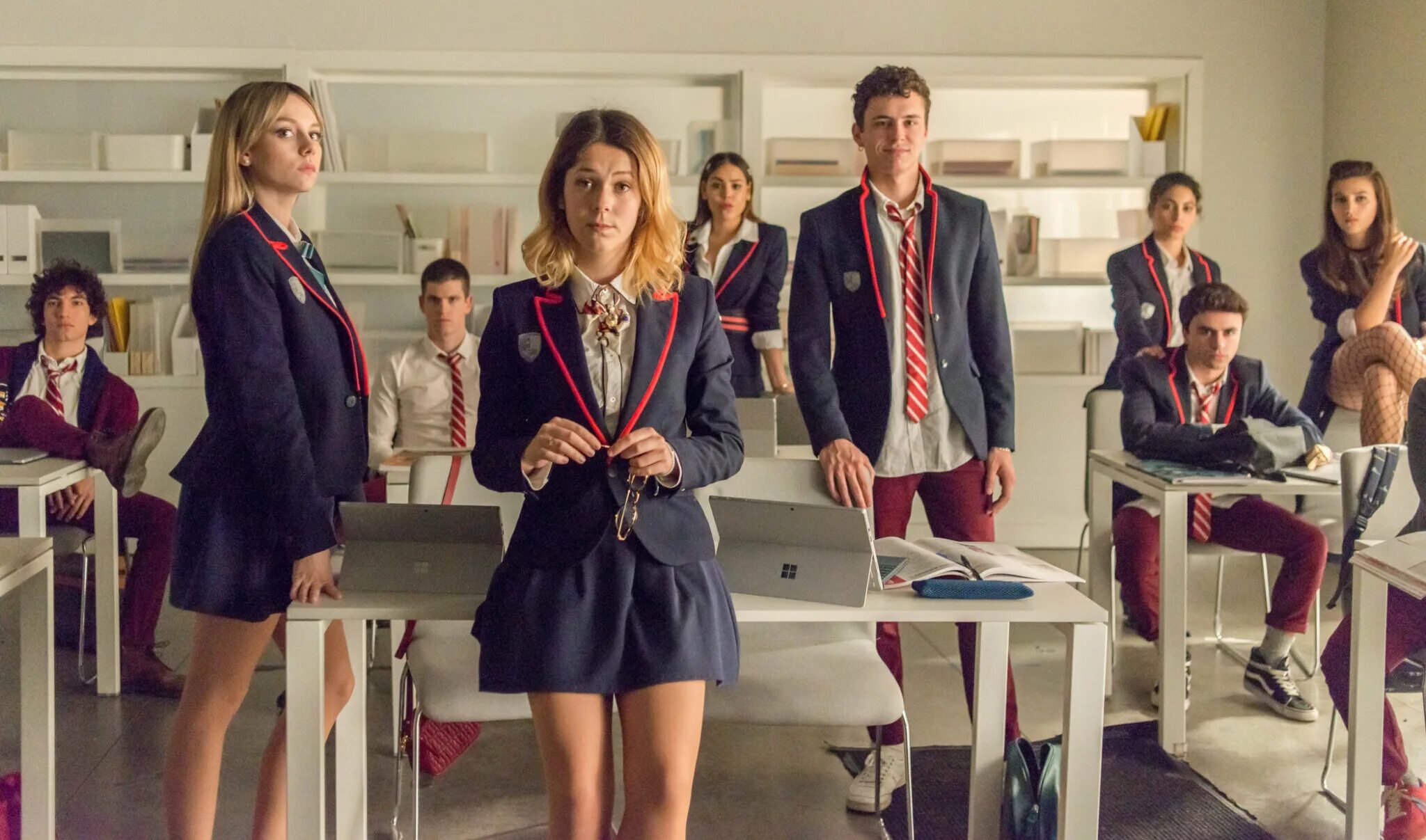 Сериал элита гузман. Элита информация. Сериал элита 1 сезон. Сериал элита нетфликс. Элита испанский сериал.