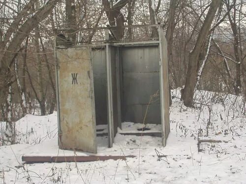 Уличный туалет зимой. Туалеты в россии. придорожный туалет. деревянный общественный туалет.