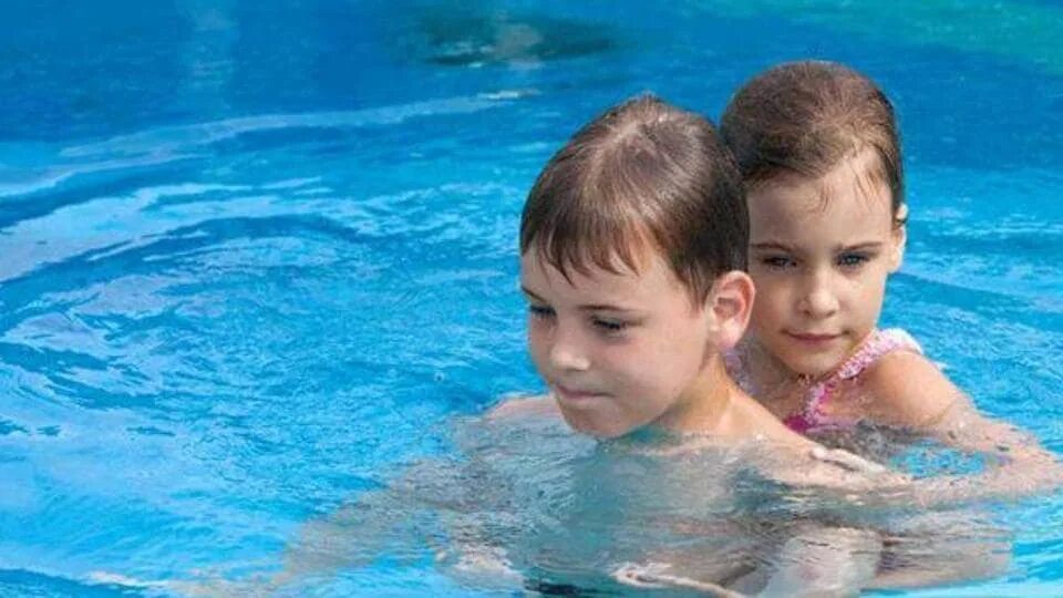 Брат и сестра решили заняться. Сестрички бассейн. Братья в бассейне. Братья купаются в бассейне. Сестра в бассейне.