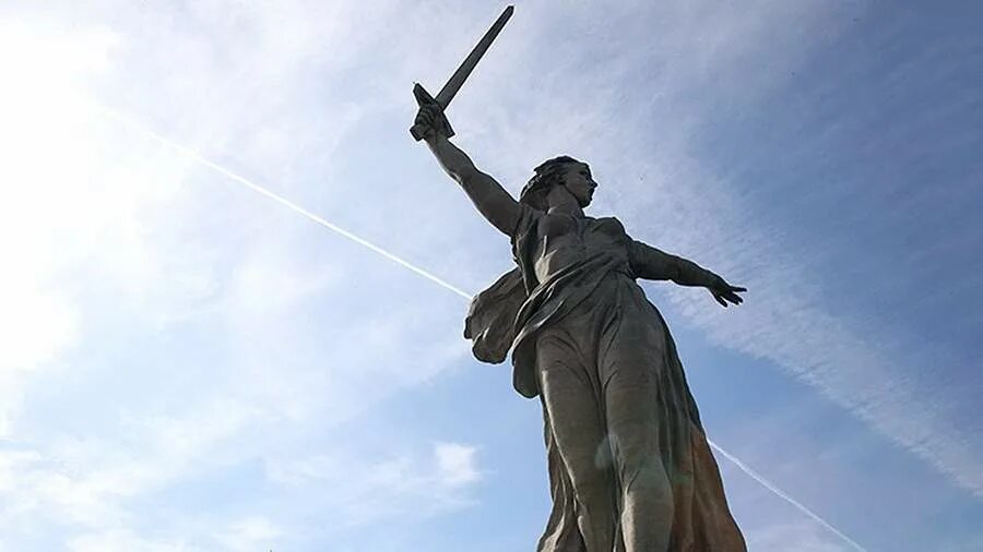 Мамаев курган 3 памятника. Меч победы воин освободитель вучетич. Памятники вучетича триптих. Памятники вучетича триптих. Мамаев курган.