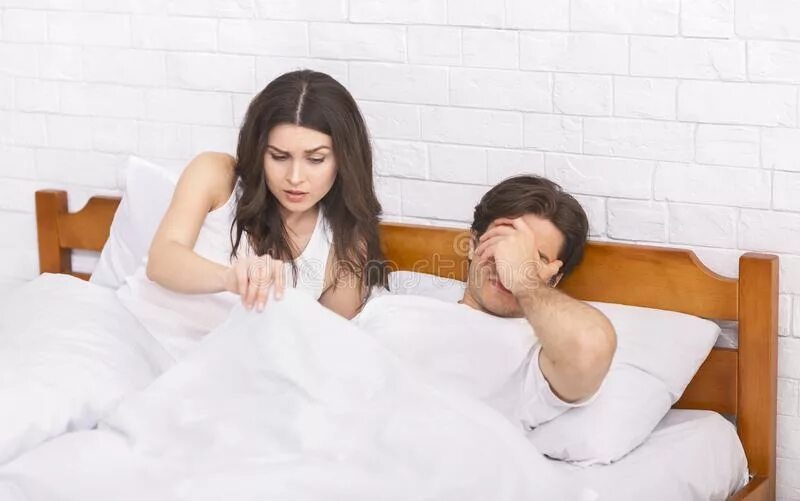 удивленная девушка в постели. испуганная девушка в кровати. удивила в кровати. муж и жена под одеялом. удивила в кровати.