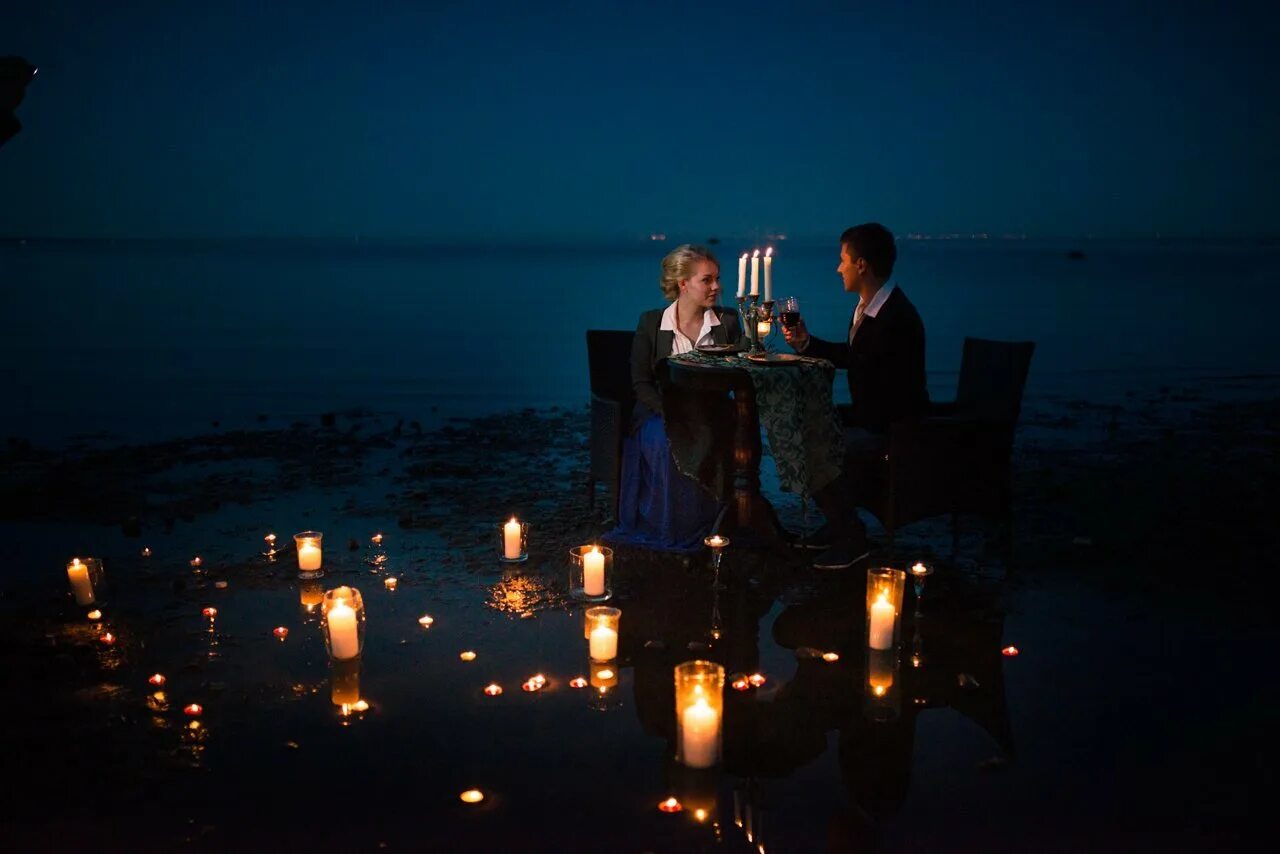 Красивая ночь романтичные картинки. Романтический ужин. Ужин при свечах. Вечер при свечах. Романтический вечер у реки.