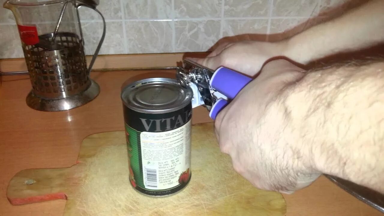 Как открыть банку сгущенки с помощью открывашки. Консервный нож открывает банку. как открыть банку сгущенки открывалкой. как открыть сгущенку открывалкой. современный открывашка банок.