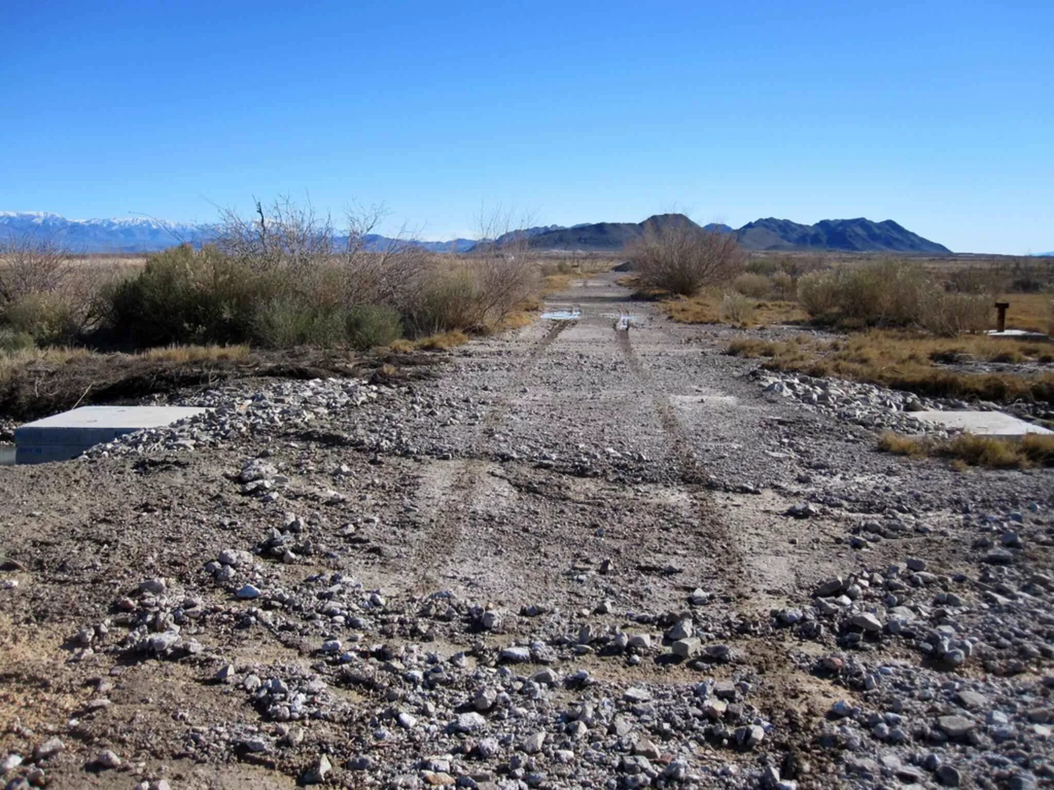 Damage definition. Неасфальтированная дорога. damaged road. дебриз.