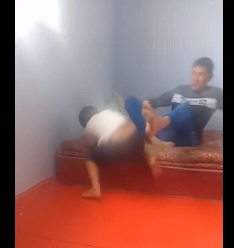 Отец избил двух. Мать жестоко избила ребенка. Школьники избили подростка. Отец избил двух. Отец избил сына симферополь.