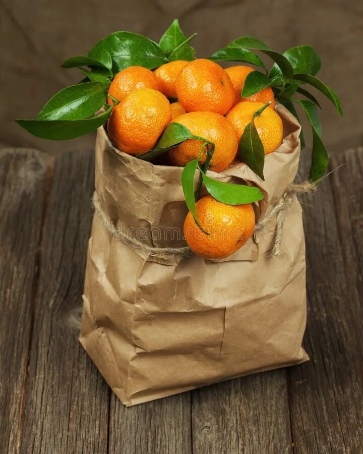 Апельсины в пакете. Мешок мандаринов. Мандарины в пакете. Пакет мандаринов. В пакете лежала мандарина