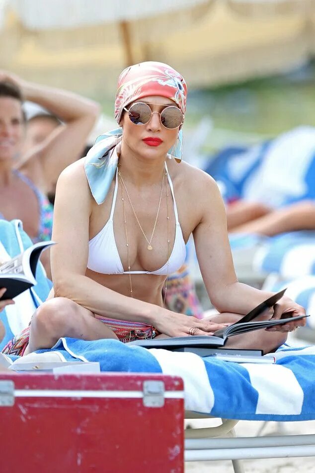 Эшли сантос фото. Джей ло в купальнике. Jennifer lopez bikini 2021. Лопез в бикини. Лопес бикини.
