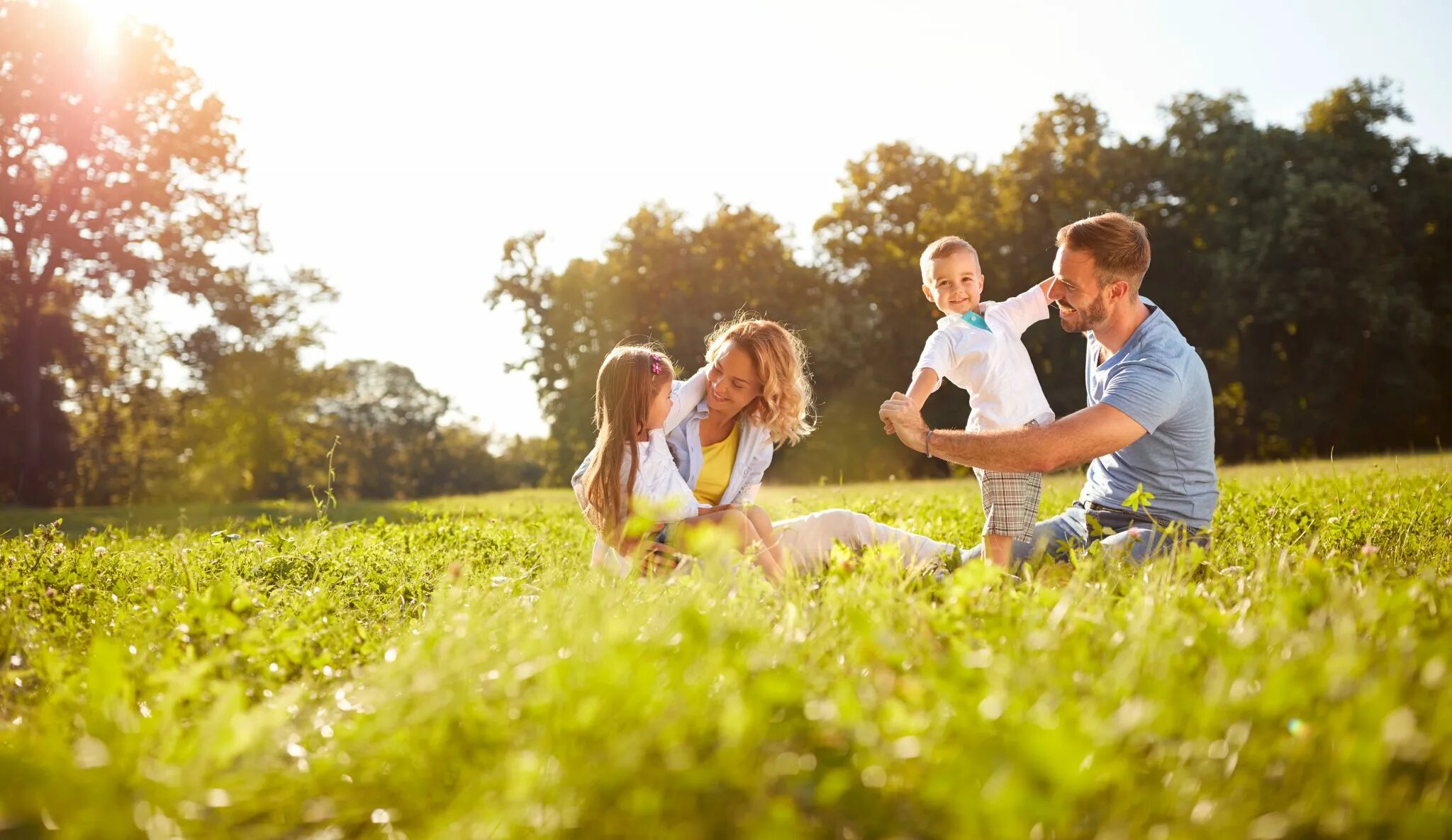 Family natural. Семья на природе. Счастливая семья на природе. Счастливые люди на природе. Радостные люди на природе.