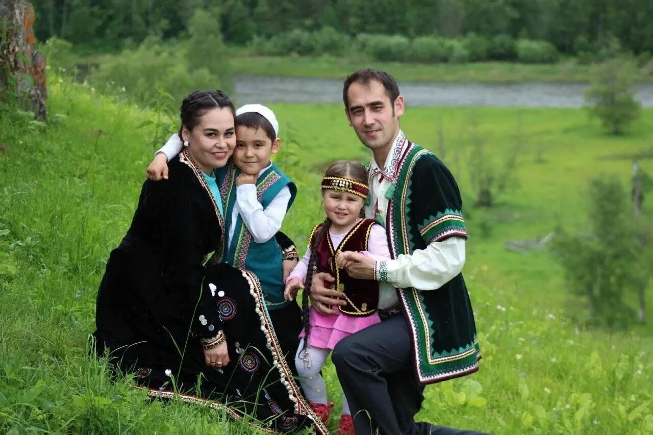 С башкирского на русский по фото. Родня на башкирском. Башкиры внешность мужчины. Башкирская группа из 2 человек. Вся Башкирская родня.