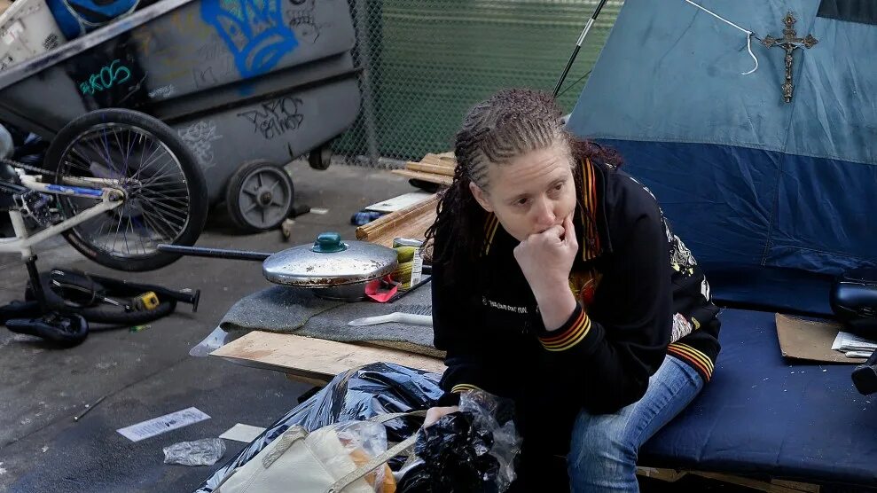 Homeless women. Бездомные Сан Франциско. Сан Франциско бомжи 2020. Женщина бродяжка. Сан Франциско бомжи на улице.