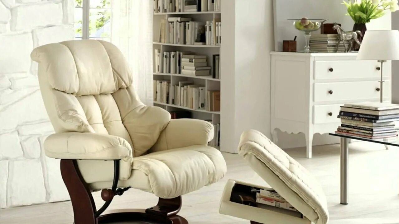 Креслице обессилить. Кресло для отдыха. Удобное кресло. Кресло качалка с пуфом для ног. Удобное кресло для чтения.