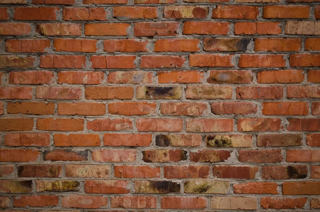 кирпичная стена. сарая кирпичная стенка. кирпичная кладка. текстура кирпича. текстура стены.
