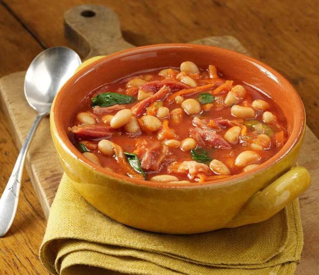 Фасоль быстро и вкусно. Фасолевый суп дагестанский. аргентинский фасолевый суп. суп фасолевый из консервированной красной фасоли. фасолевый суп с красной фасолью.