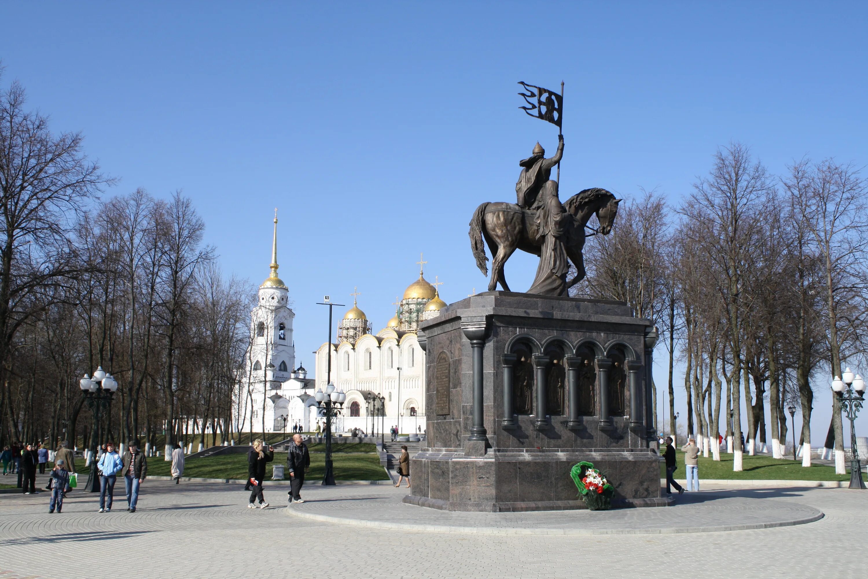 Памятник крестителям Владимирской земли. Достопримечательность г. Владимира Соборная площадь. Памятные города россии