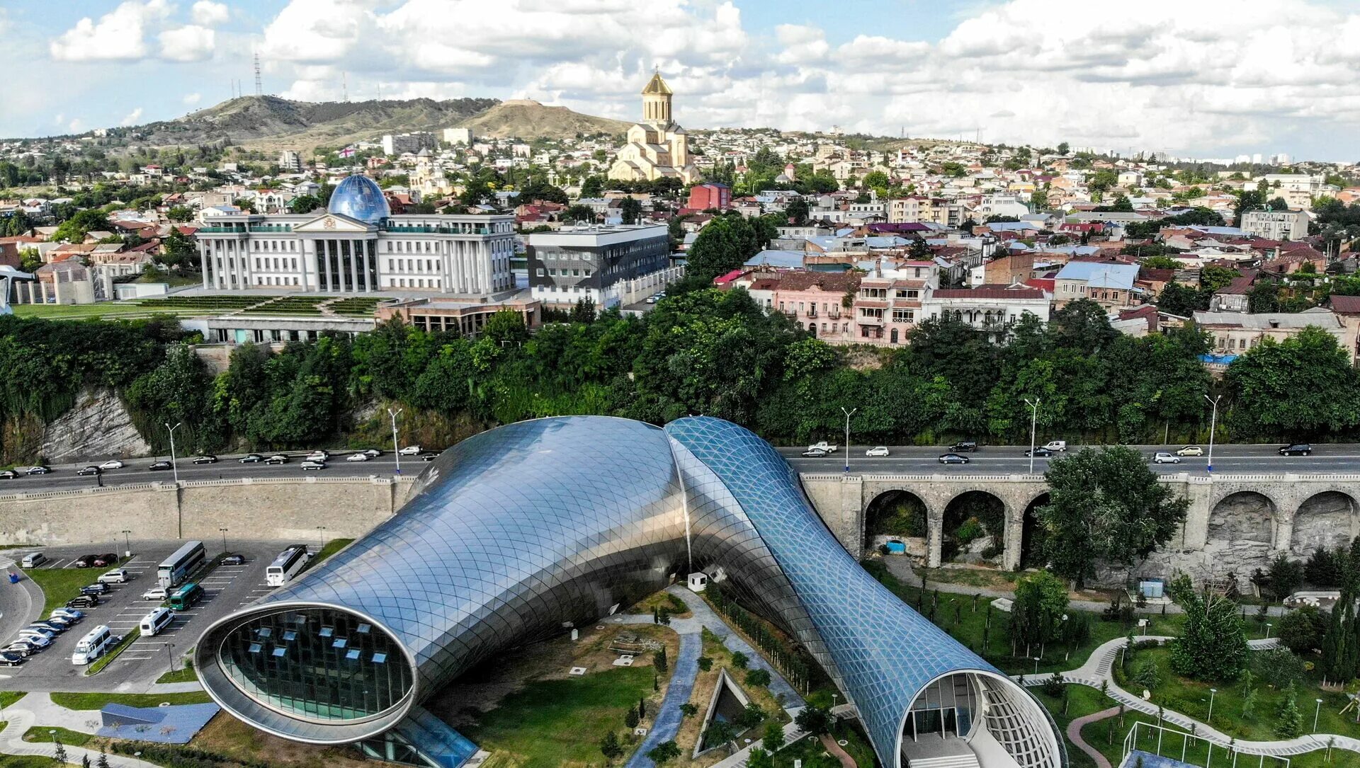 Тбилиси япония. Парк Рике в Тбилиси. Культурный центр Тбилиси. Грузия Тбилиси центр. Грузия Тбилиси архитектура.