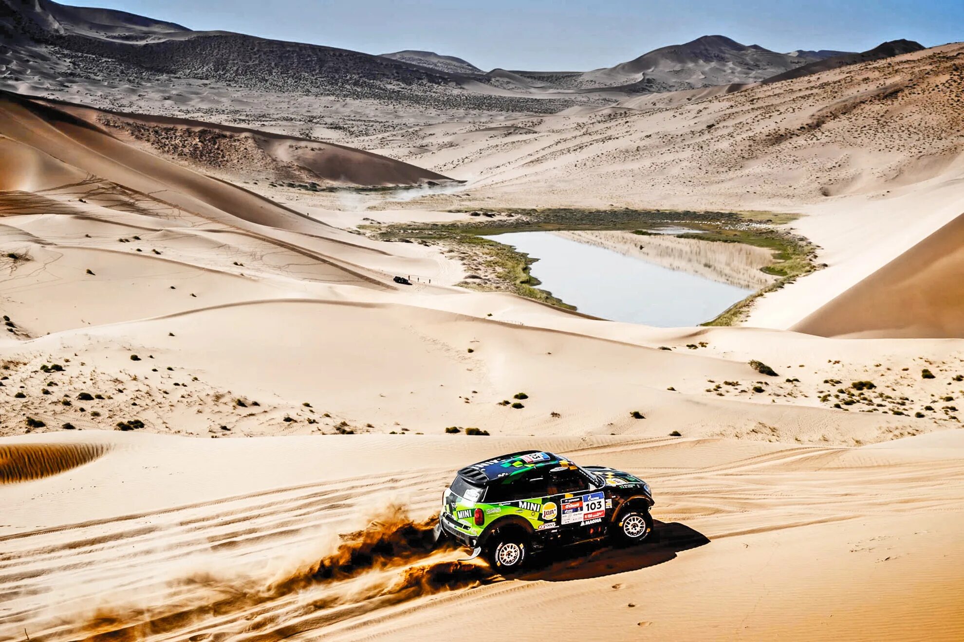 Пустыня ездить. Гонки песчаные пустыни. Машина в пустыне. Машины для гонок в пустыне. Ралли вид сверху.