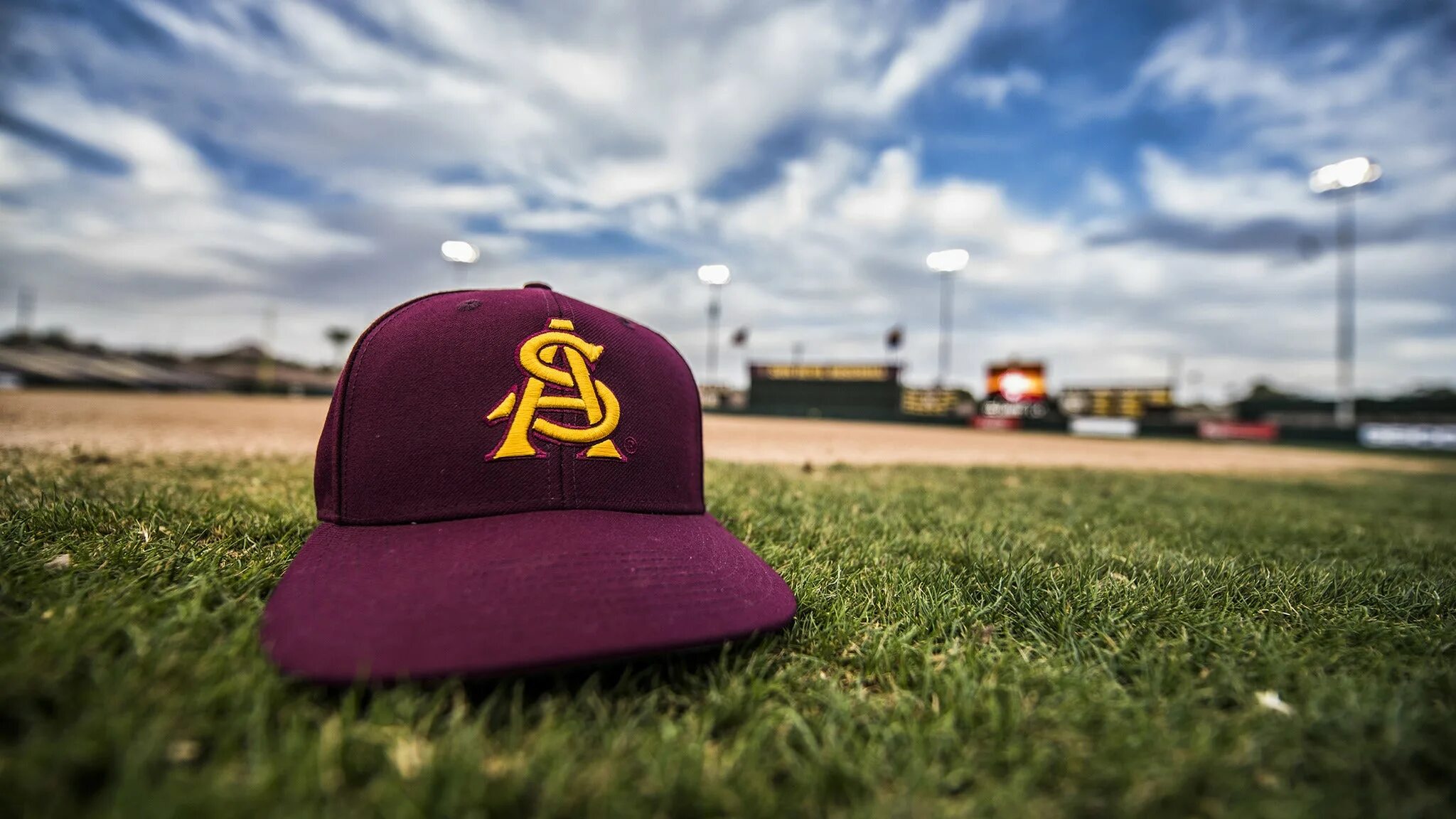 Arizona State Sun Devils Baseball. Бейсболка. UCLA кепка. Бейсболка на дороге.