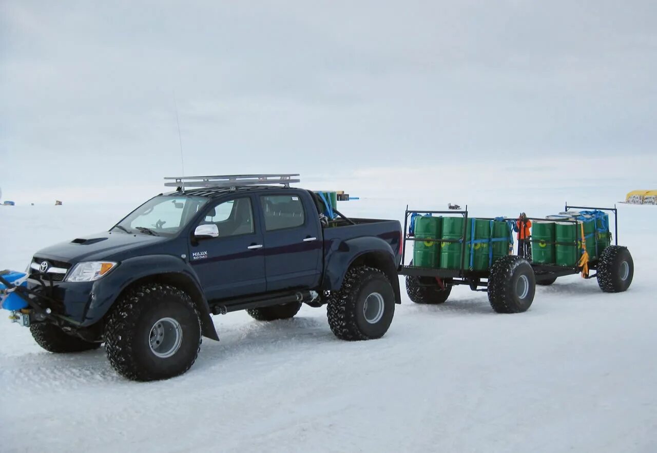 Тойота Хайлюкс экспедиционник. Toyota Hilux Arctic Trucks. Тойота Хайлюкс Арктик трак 6х6. Toyota Hilux Arctic Trucks 2022. 4х4 tundra