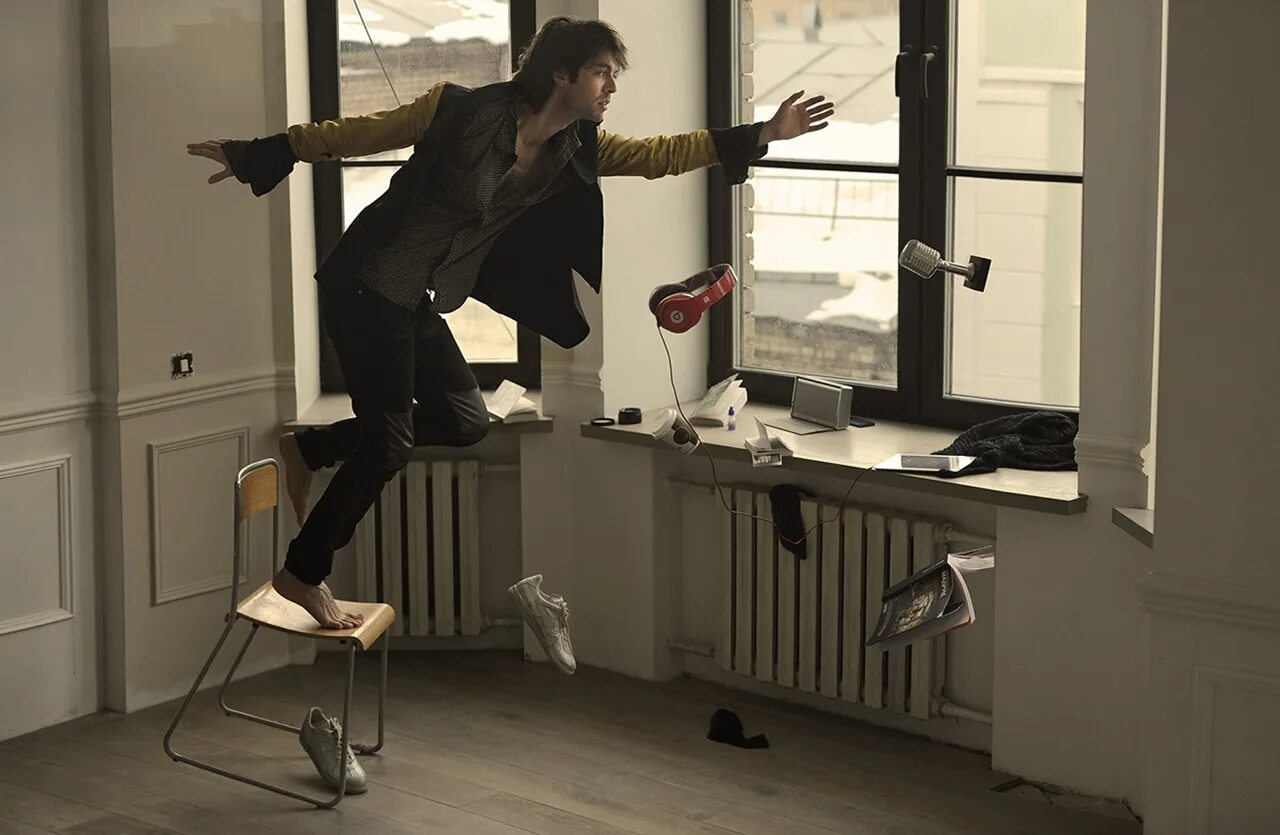 Ноги на цыпочках. Walk into a room forget. Ходить по комнате. Ноги босиком. Ноги босиком на полу.